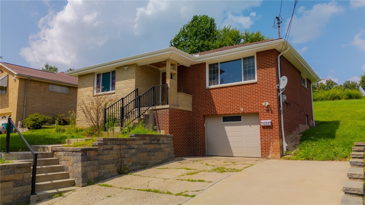 Exterior of 1586 Collier Ave, Carnegie, PA 15106