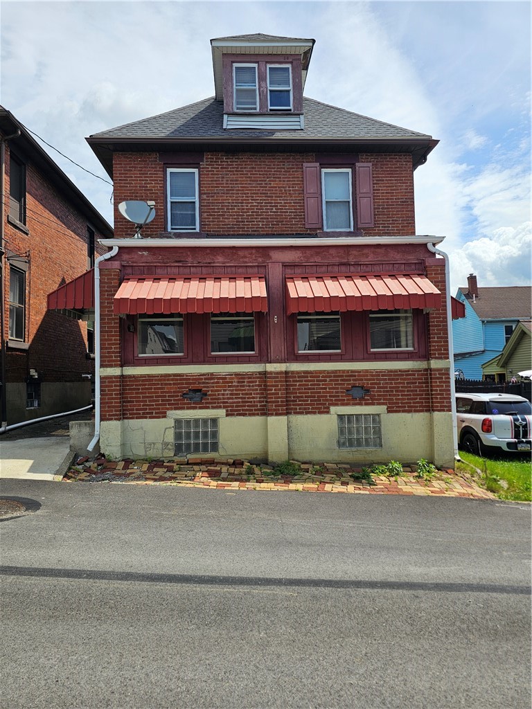 Exterior of 924 Summit St, Tarentum, PA 15084
