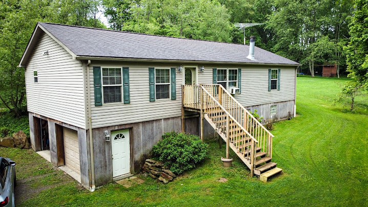 Exterior of 326 Gray Ave, Cabot, PA 16023