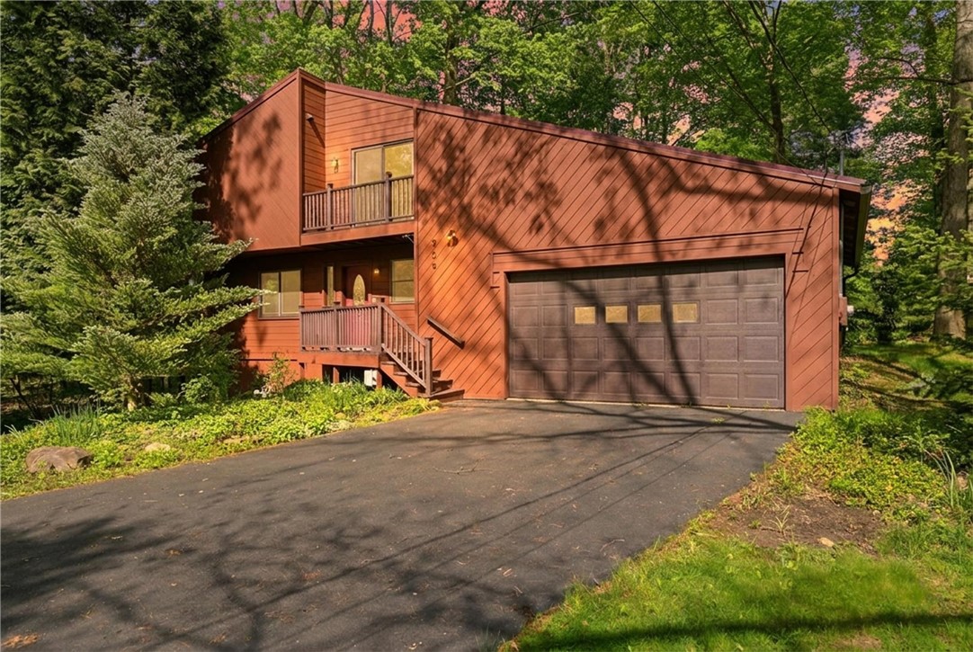 Exterior of 909 Apache Trl, Mercer, PA 16137