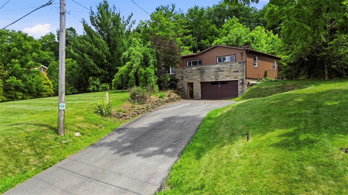 Exterior of 452 E McMurray Ct, Canonsburg, PA 15317