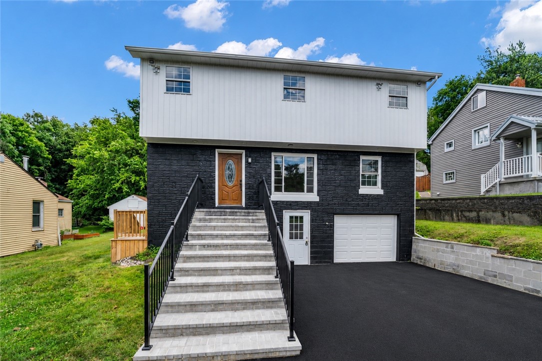 Exterior of 1113 Grandview Ave, Coraopolis, PA 15108