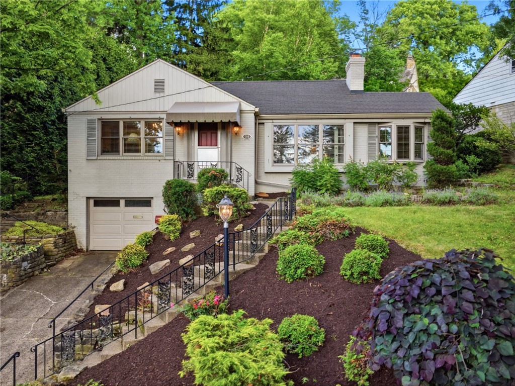 Exterior of 401 Neulon Ave, Mt Lebanon, PA 15216