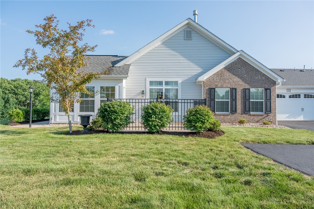 Exterior of 906 Spring Valley Dr, Zelienople, PA 16063