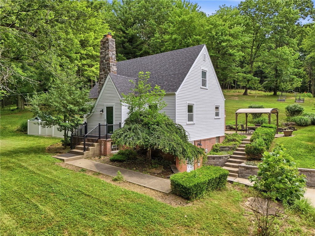 Exterior of 809 Franklin Rd, Mars, PA 16046
