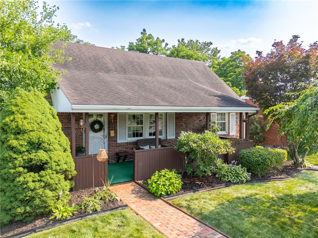 Exterior of 658 Lindsay Rd, Carnegie, PA 15106