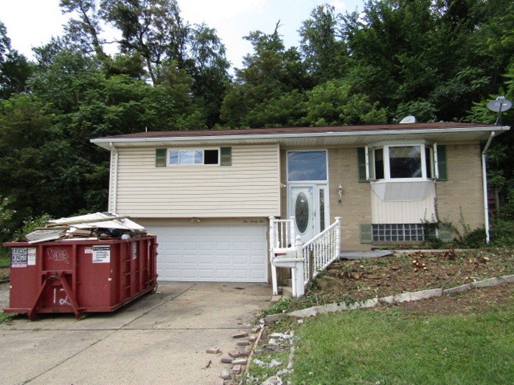 Exterior of 195 Duquesne Ave, Dravosburg, PA 15034