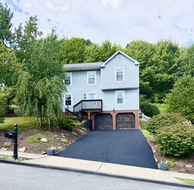 Exterior of 1214 Sandstone Ct E, Tarentum, PA 15084