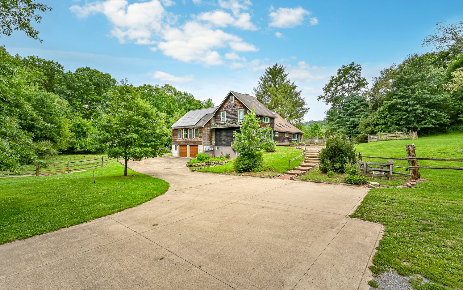 Exterior of 1297 Bigler DRIVE, Glenshaw, PA 15116