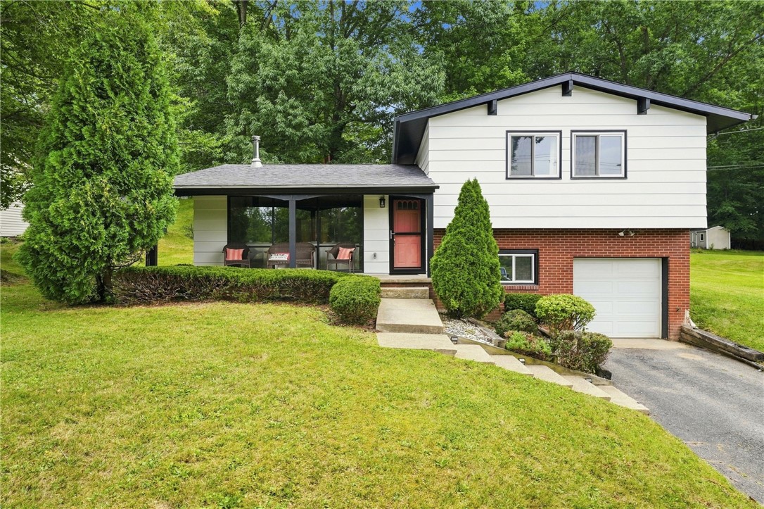 Exterior of 2878 Old Plank Rd, New Castle, PA 16105