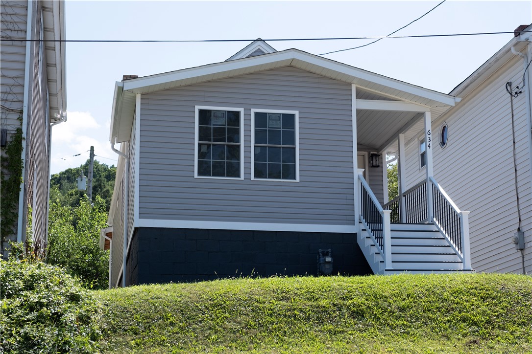 Exterior of 634 6th Avenue, Coraopolis, PA 15108