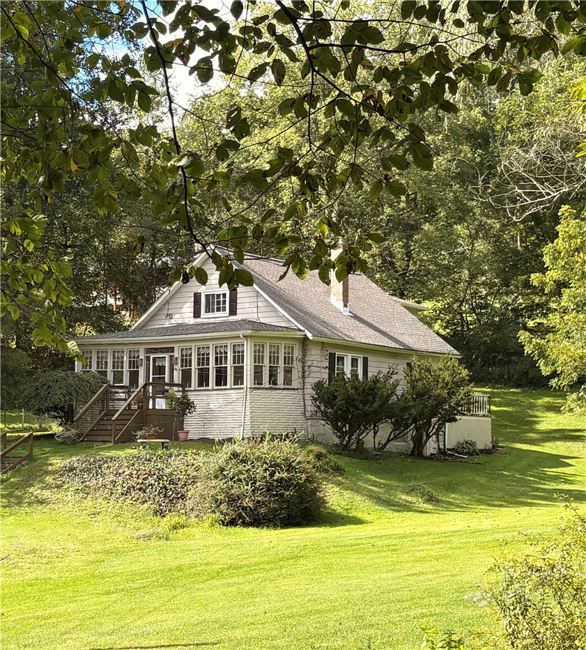 Exterior of 144 Calvert Ln, New Castle, PA 16101