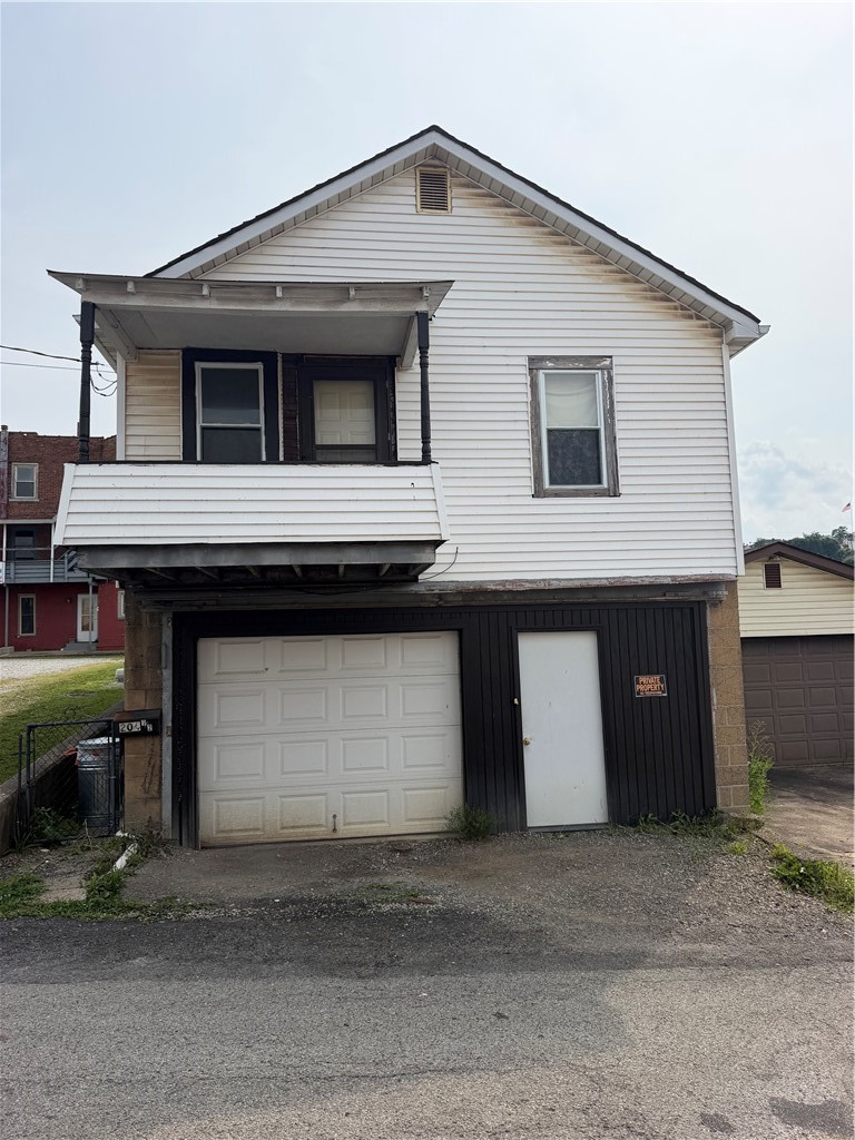 Exterior of 204 1/2 Longfellow Street, Vandergrift, PA 15690