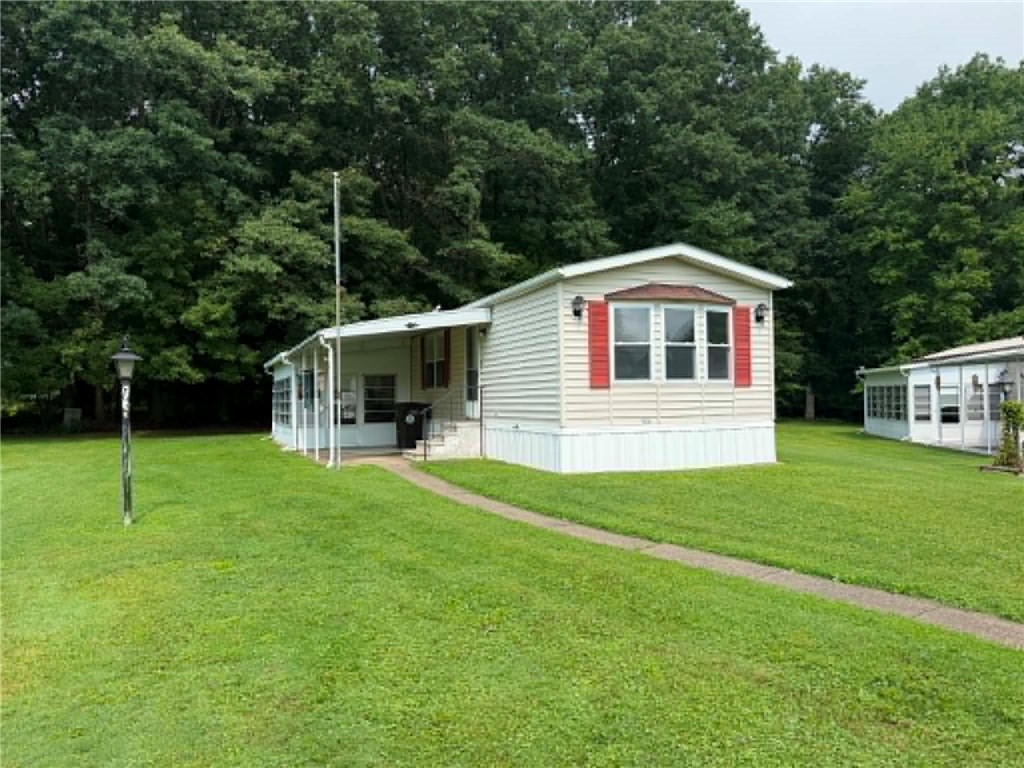 Exterior of 1529 Lee Ln, Grove City, PA 16127