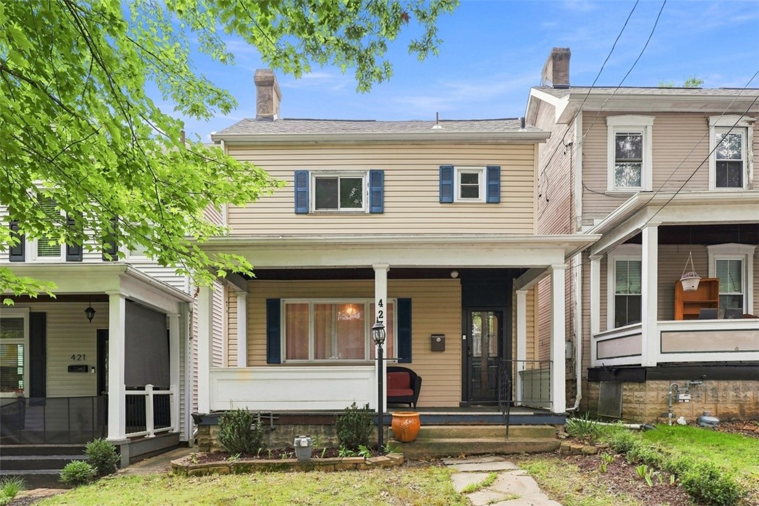 Exterior of 423 5th St, Oakmont, PA 15139