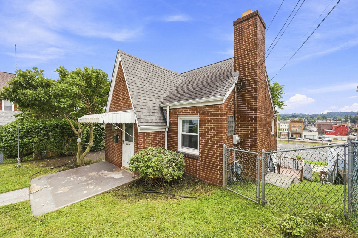 Exterior of 321 5th Avenue, Carnegie, PA 15106