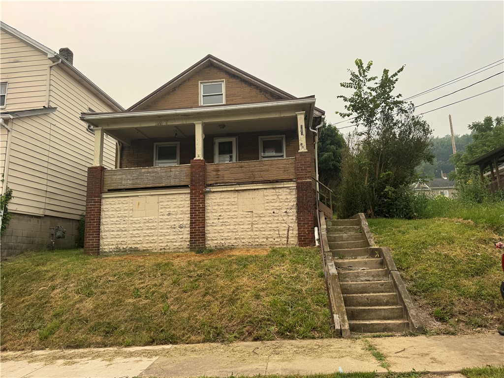Exterior of 323 Summit Ave, Ellwood City, PA 16117