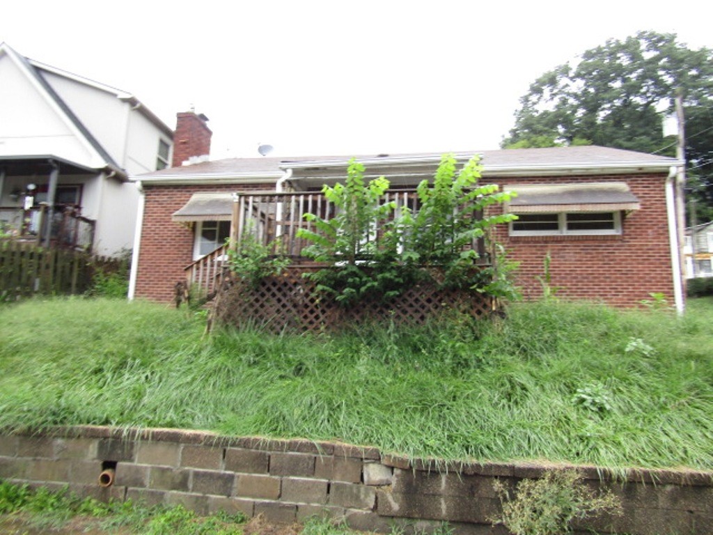 Exterior of 1015 6th Ave, Brackenridge, PA 15014