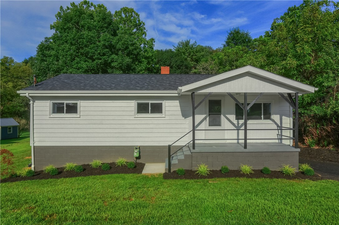 Exterior of 227 Country Club Road, PA 15301