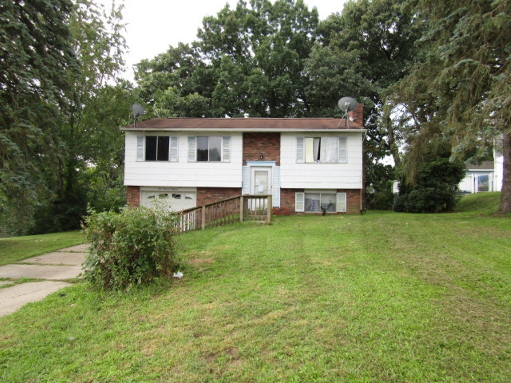 Exterior of 118 Warrencliff Dr, Monaca, PA 15061