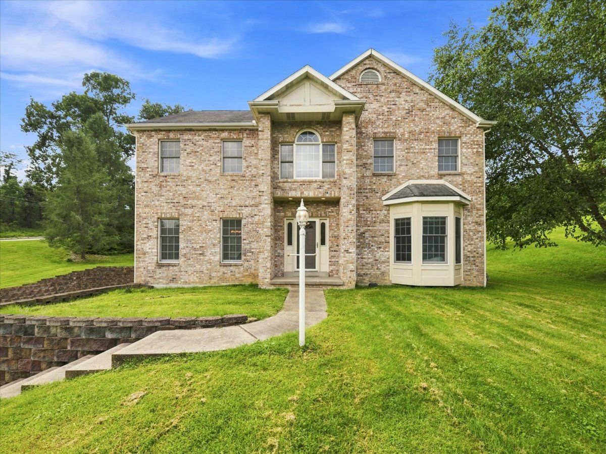 Exterior of 102 Hidden Oak DRIVE, Mars, PA 16046