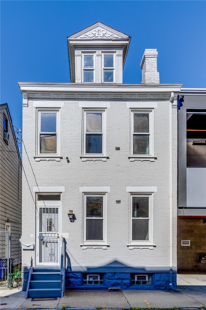 Exterior of 102 S 16th St, Pittsburgh, PA 15203