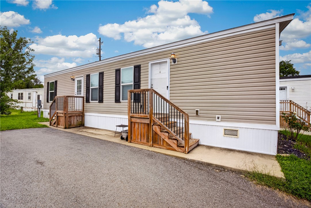 Exterior of 49 Imperial Ave, Washington, PA 15301