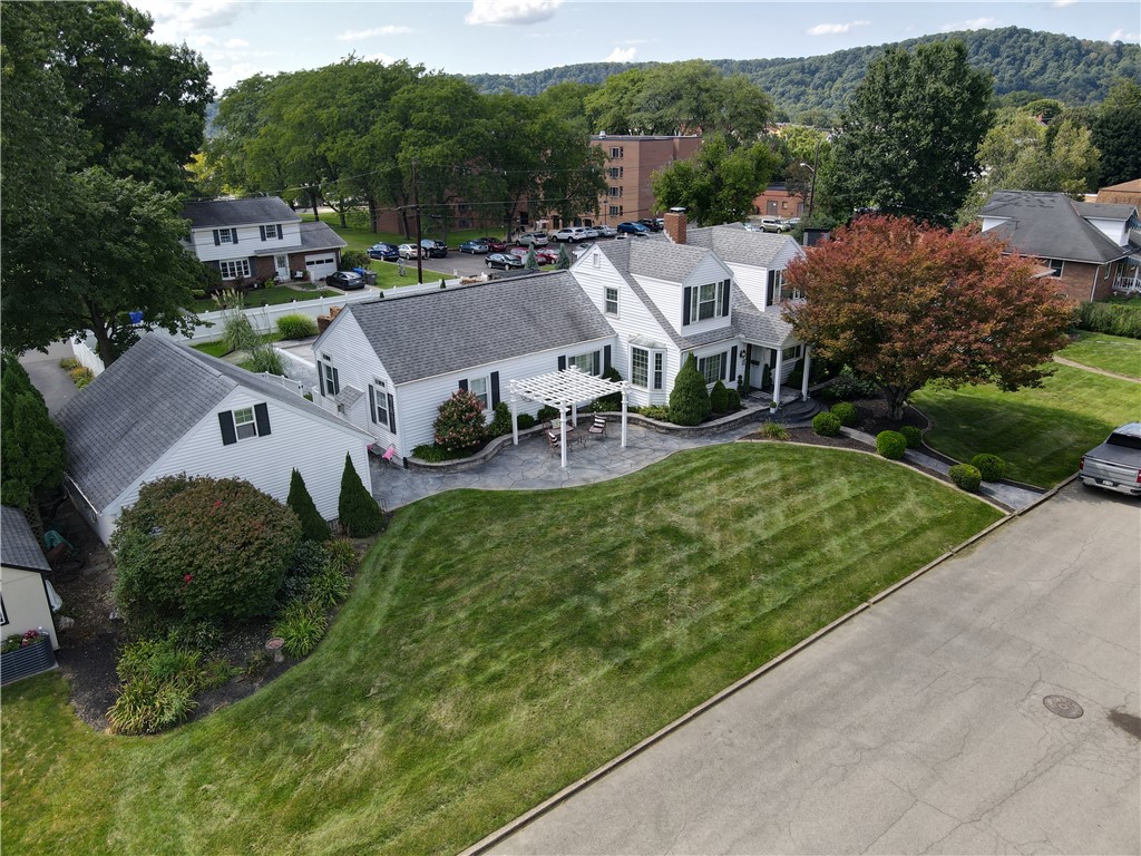 Exterior of 217 Pennsylvania Ave, Zelienople, PA 16063