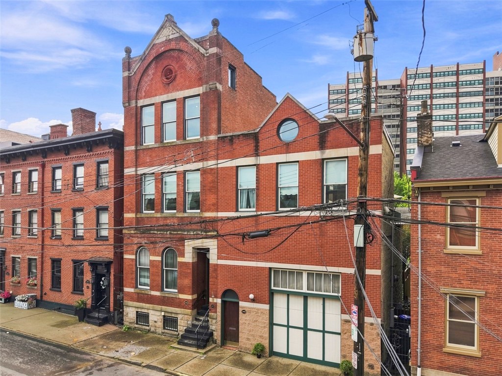 Exterior of 607 Lockhart St, Pittsburgh, PA 15212