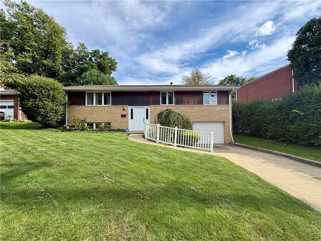 Exterior of 5 Fairlawn Blvd, Zelienople, PA 16063