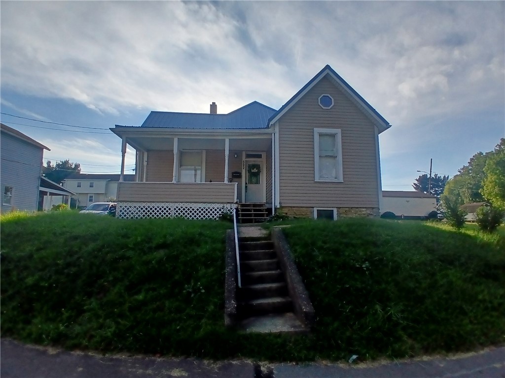 Exterior of 502 Woodward Ave, Apollo, PA 15613