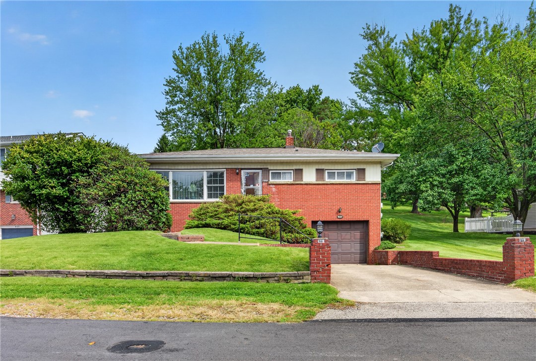 Exterior of 857 Pleasant Hills Dr, Washington, PA 15301