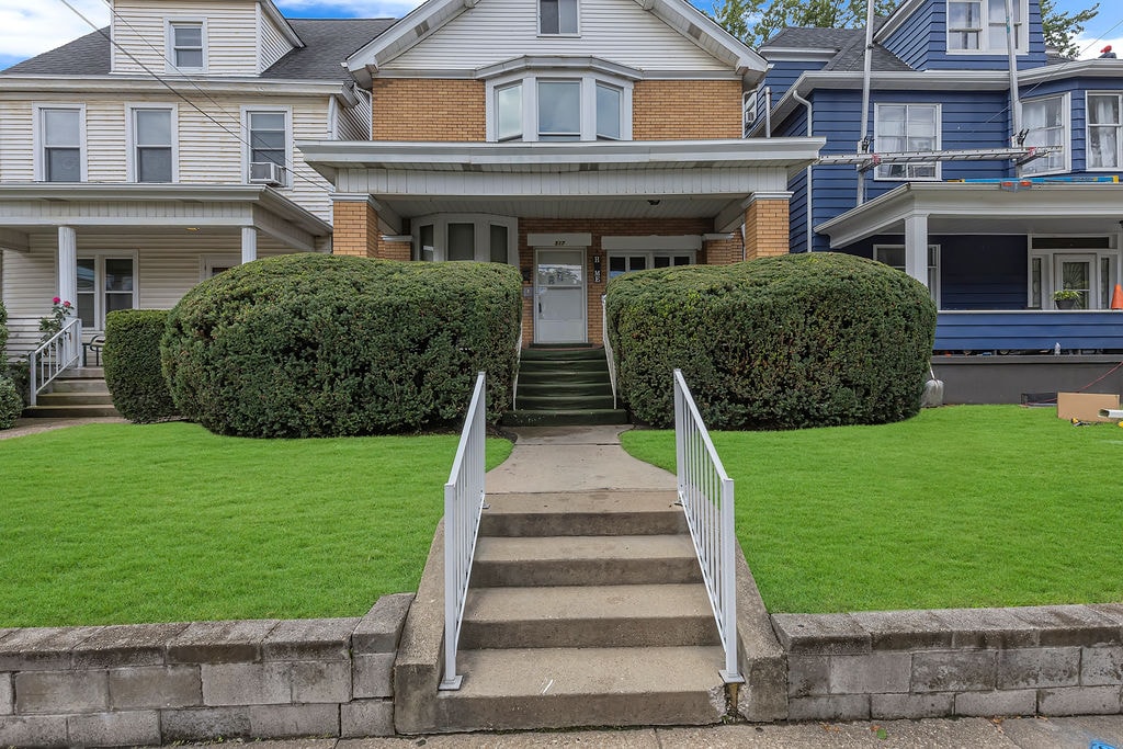 Exterior of 517 Maplewood Avenue, Ambridge, PA 15003