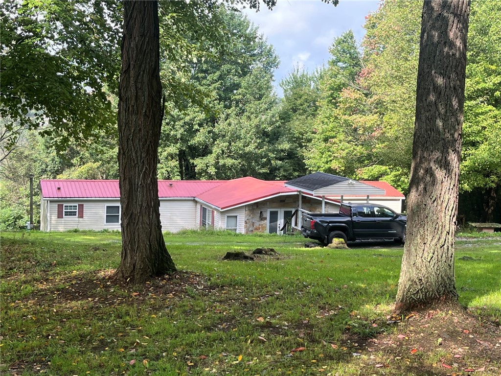 Exterior of 1567 Pulaski Mercer Rd, Mercer, PA 16137