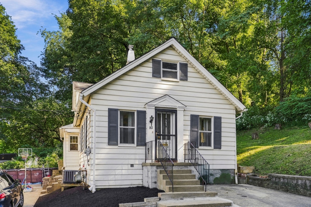 Exterior of 913 Chestnut St, Coraopolis, PA 15108