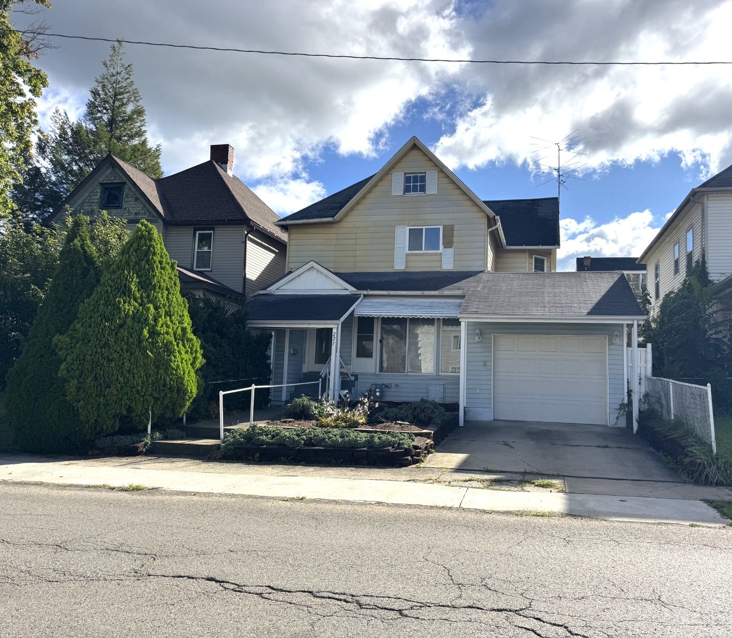 Exterior of 221 S Oakland Ave., Sharon, PA 16146
