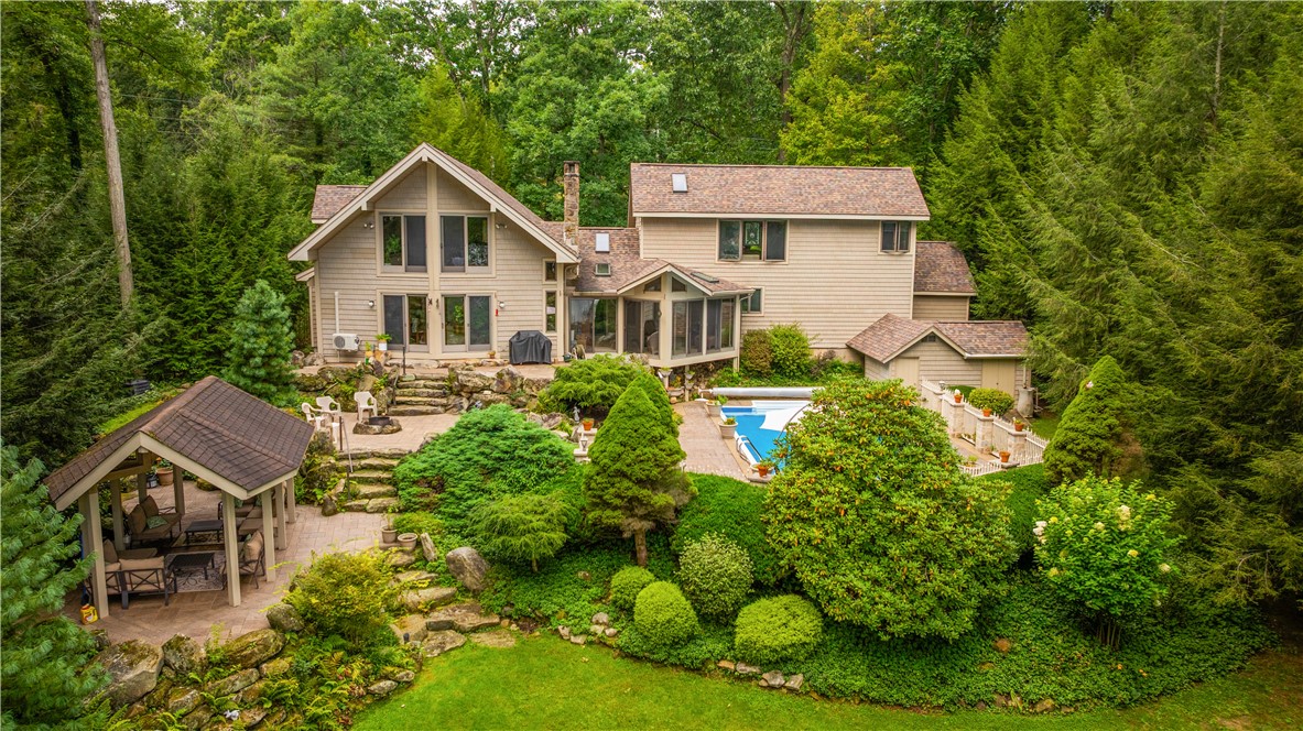 Exterior of 944 Latonka Dr, Mercer, PA 16137