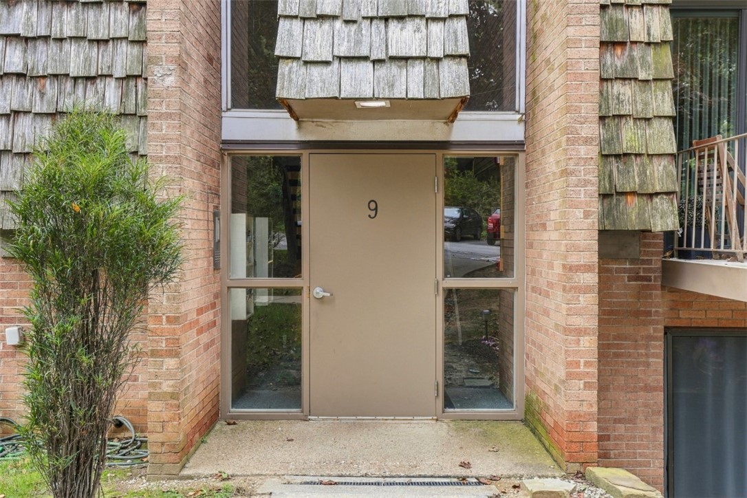 Exterior of 913 Forest Green Dr, Coraopolis, PA 15108
