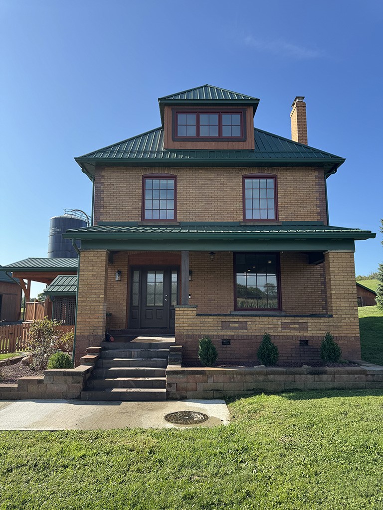 Exterior of 580 Achortown Road, Beaver Falls, PA 15010