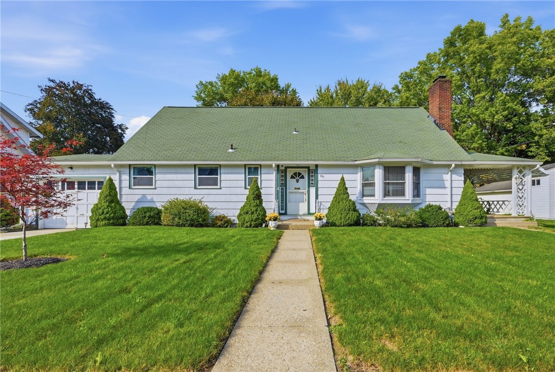 Exterior of 221 E Edgewood Avenue, New Castle, PA 16105