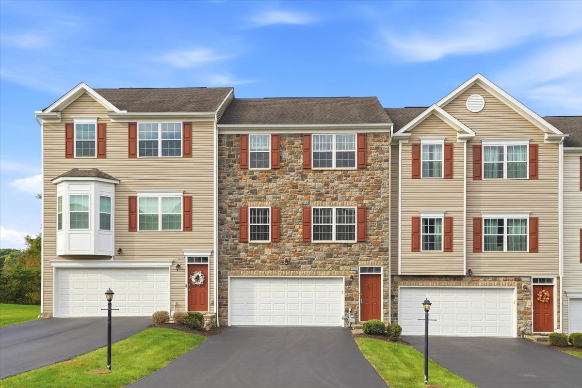 Exterior of 683 Freedom Drive, Carnegie, PA 15106