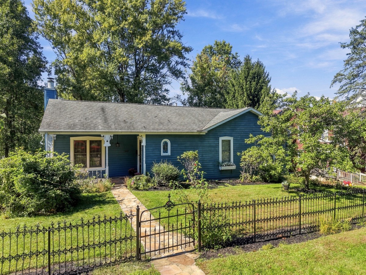 Exterior of 1027 5th STREET, Oakmont, PA 15139