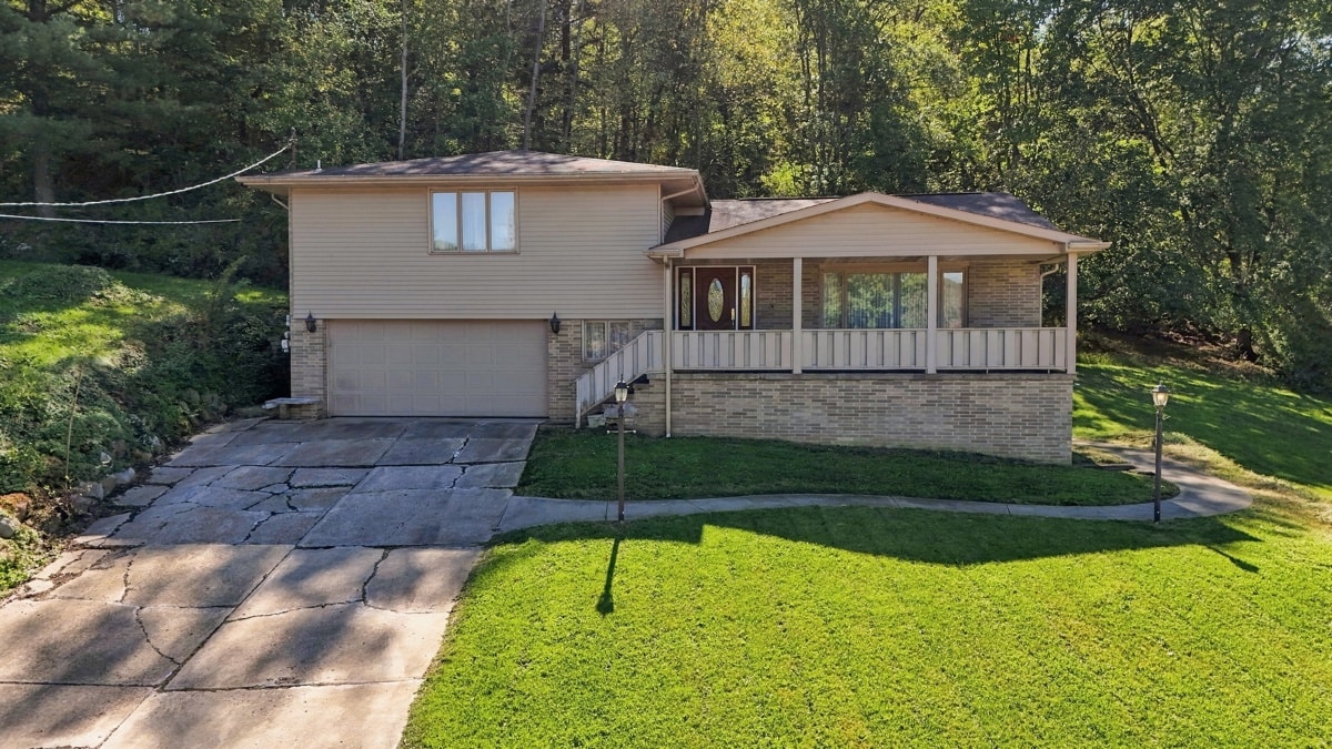 Exterior of 2904 Propst DRIVE, Aliquippa, PA 15001