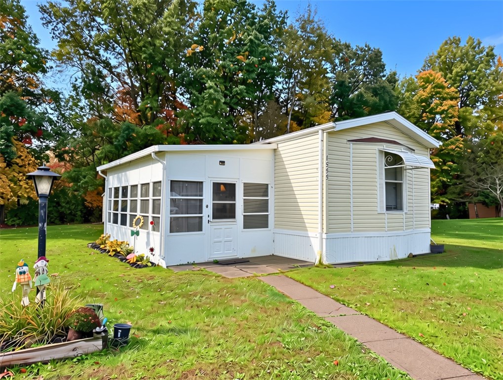 Exterior of 1555 Lee Lane, Grove City, PA 16127