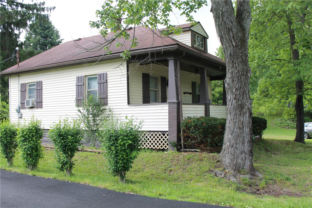 Exterior of 344 Mecklem Ln, Ellwood City, PA 16117