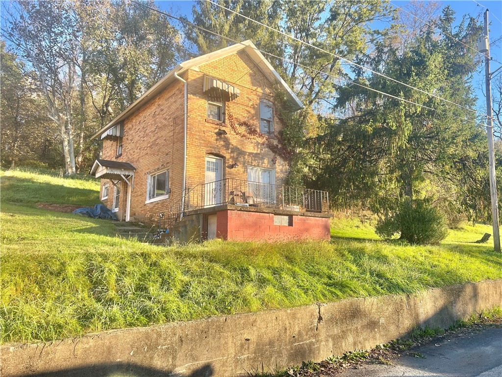 Exterior of 805 7th St, Marianna, PA 15345