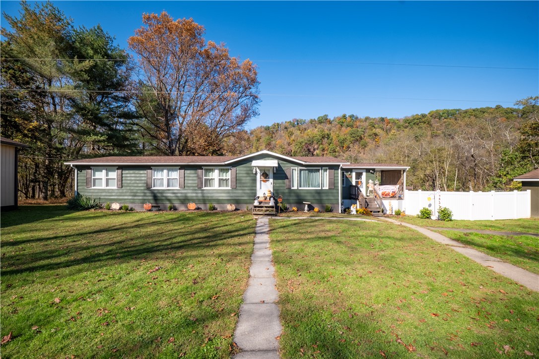 Exterior of 817 Railroad Ave, Avonmore, PA 15618