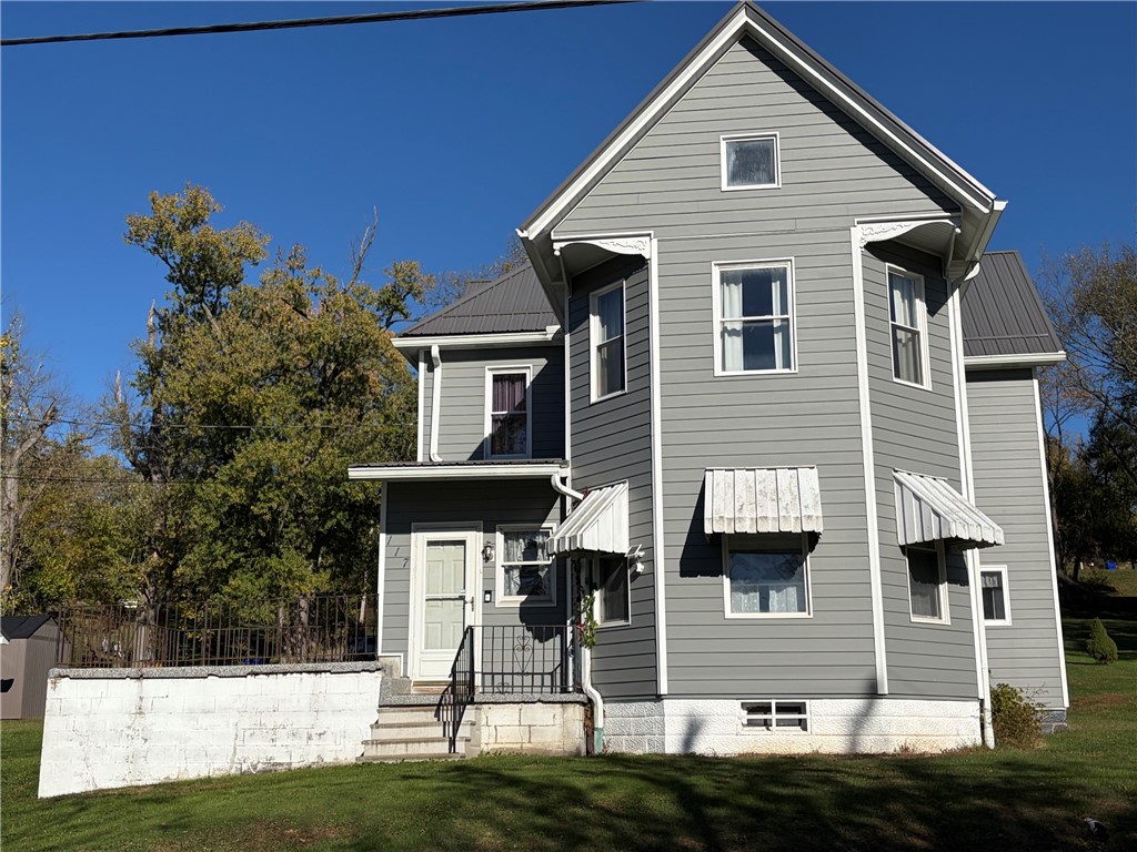 Exterior of 117 7th Ave, Valencia, PA 16059
