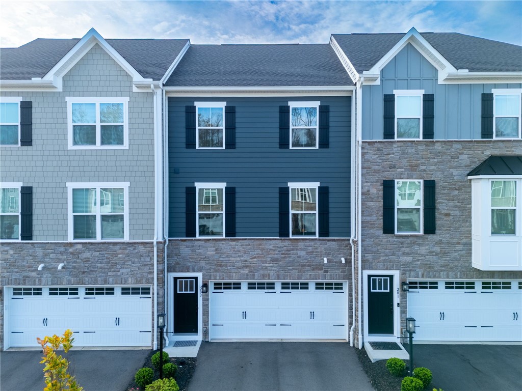Exterior of 203 Scenic Dr, Canonsburg, PA 15317